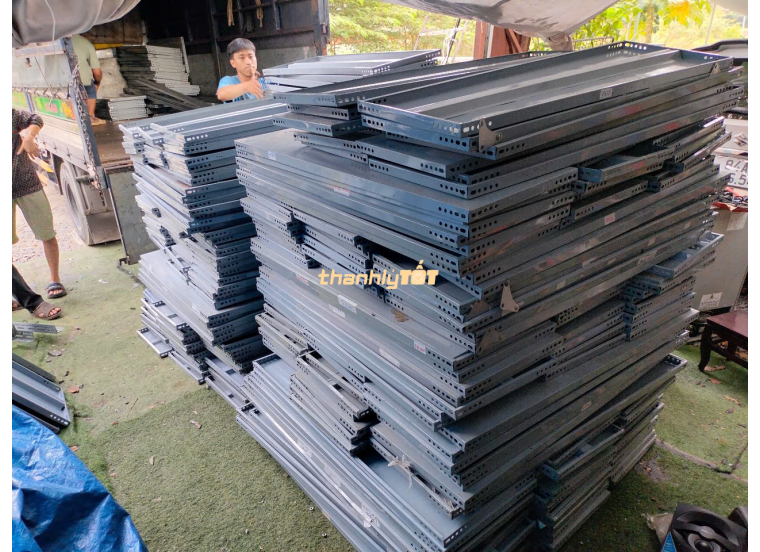 Kệ Sắt V Cũ Thanh Lý Giá Rẻ Tại TPHCM, Tiết Kiệm 50%